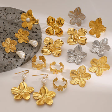 Bradlee Floral Pearl Earrings [1Z66OXYU]