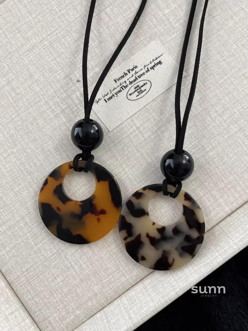 Brayleigh Tortoiseshell Buckle Necklace [ZLQV9L8Y]