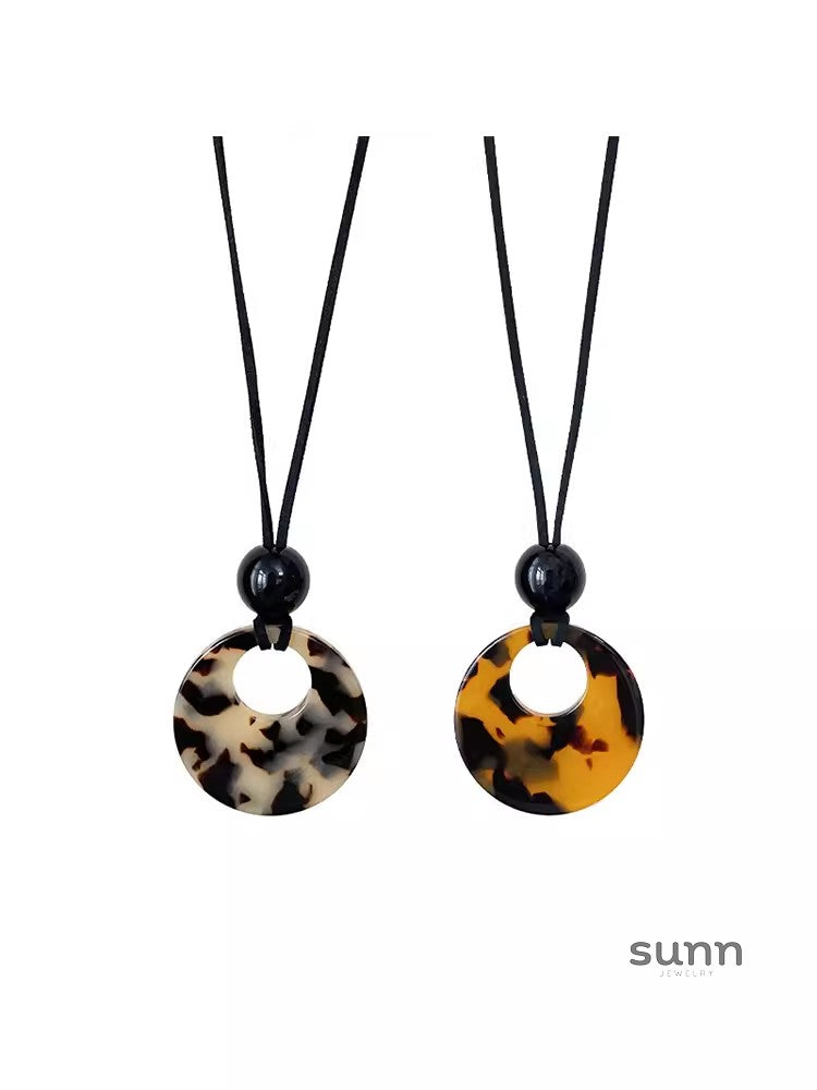 Brayleigh Tortoiseshell Buckle Necklace [IDB9K8RO]