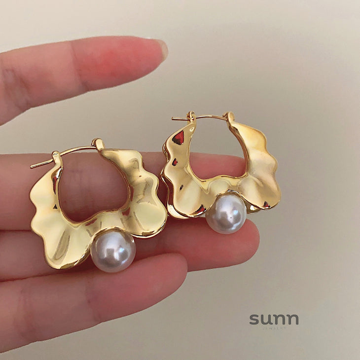 Breelyn Wavy Pearl Earrings [87OR0PFF]
