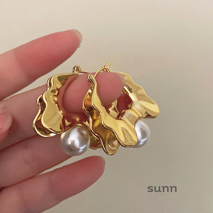 Breelyn Wavy Pearl Earrings [PQ3NQQA7]