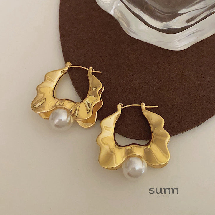 Breelyn Wavy Pearl Earrings [BKSA1CRK]