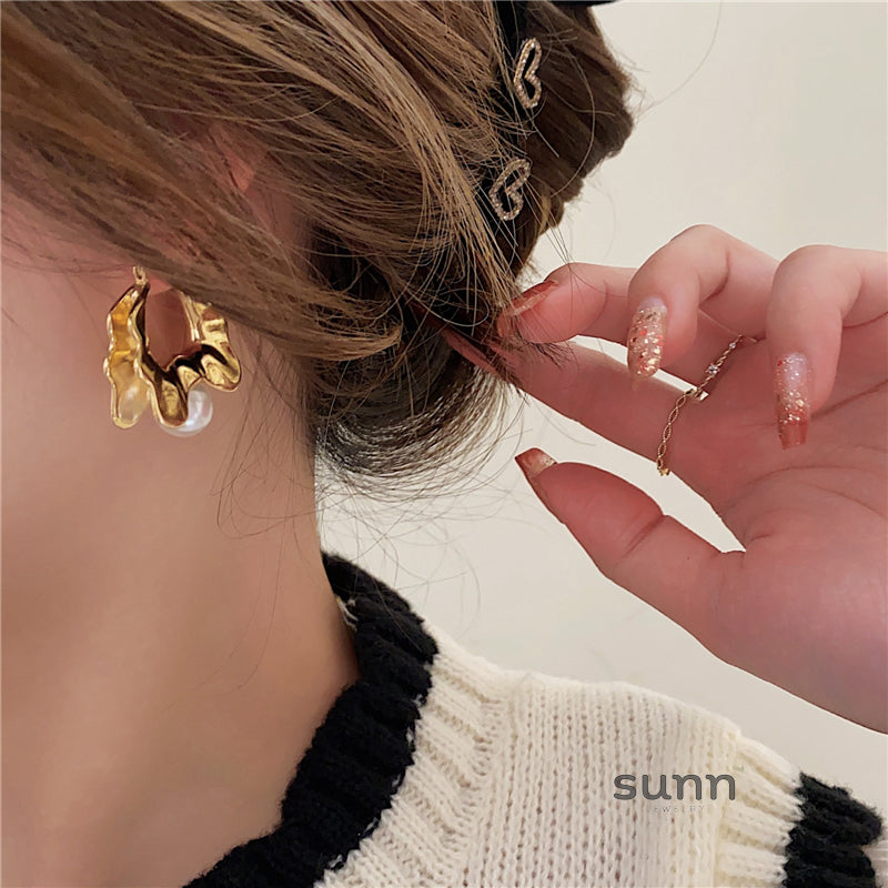 Breelyn Wavy Pearl Earrings [PURIF6W1]