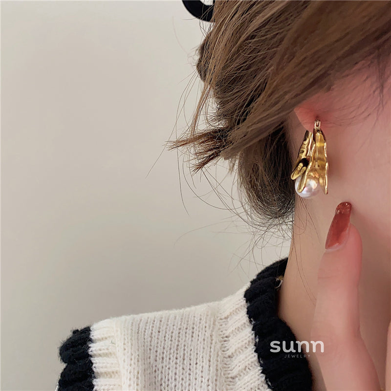 Breelyn Wavy Pearl Earrings [GSSFWQ42]