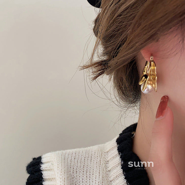 Breelyn Wavy Pearl Earrings [8NFM1J15]