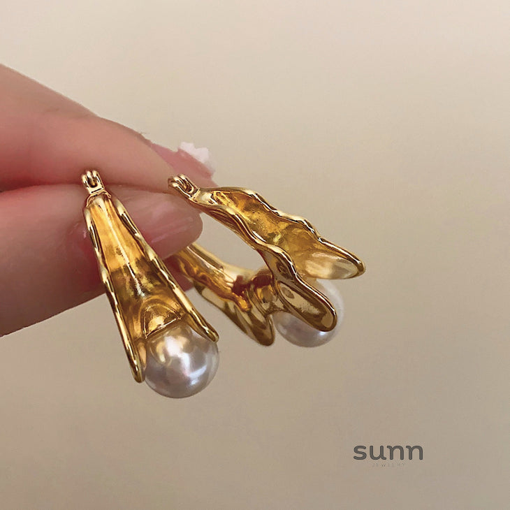 Breelyn Wavy Pearl Earrings [8BF1EDX1]