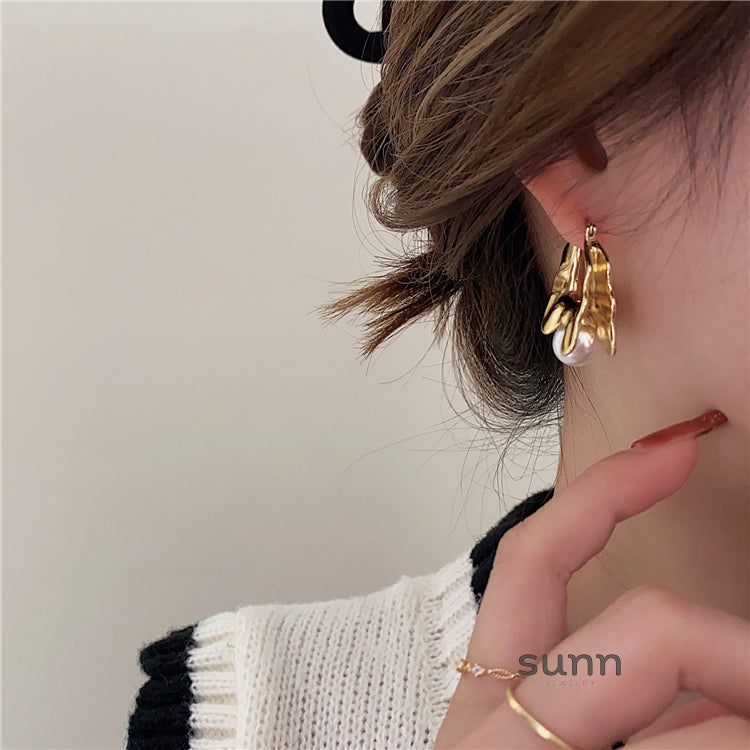 Breelyn Wavy Pearl Earrings [5YOE3P61]