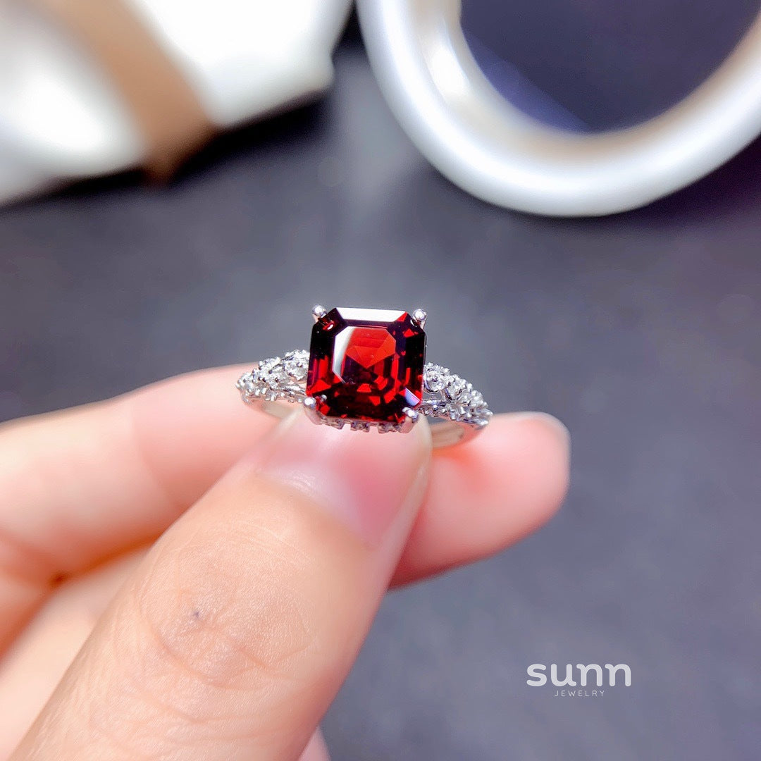 Brianne Regal Square Ring [6EE7W8TC]