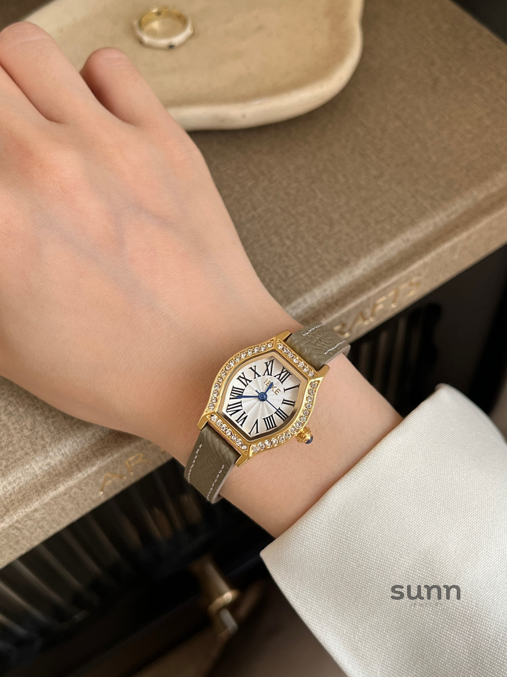 Bristol Embellished Barrel Watch [JENANTOW]