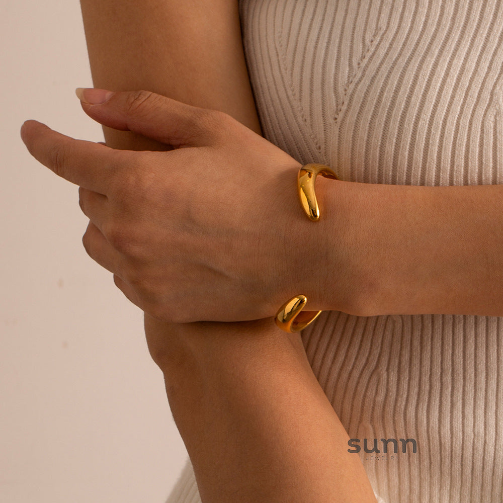 Britney Wavy Pearl Bracelet [VFYRE9AK]