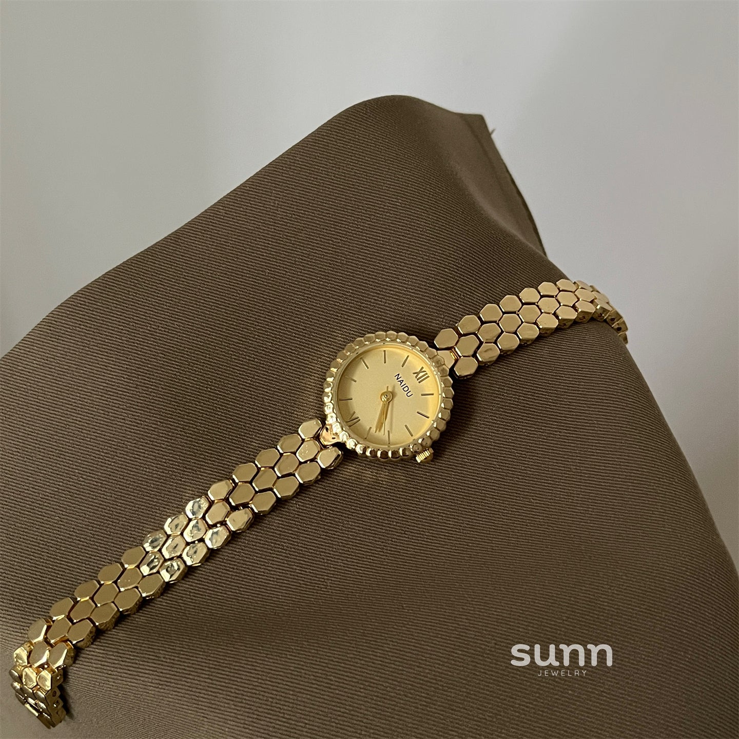 Brookelyn Honeycomb Bracelet Watch [4YU7WVF2]