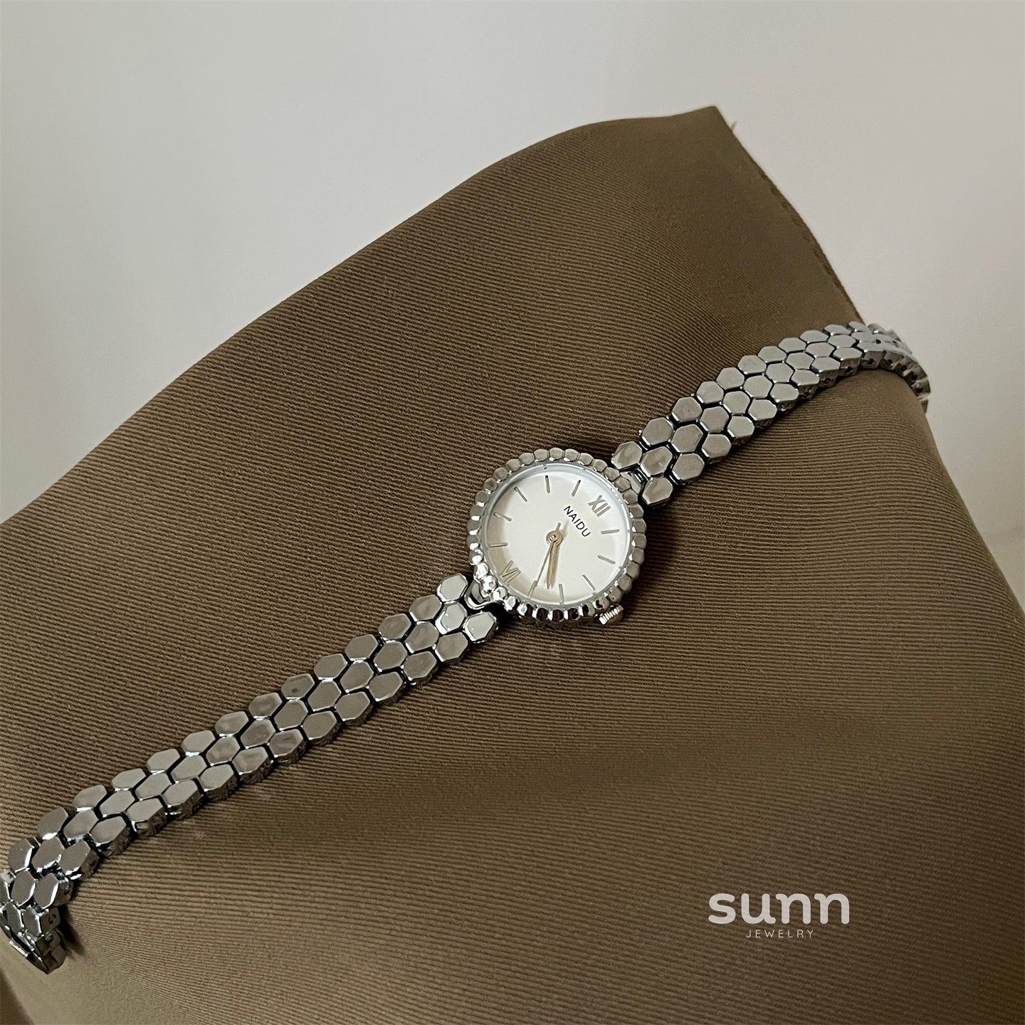 Brookelyn Honeycomb Bracelet Watch [X8E9R3ZL]