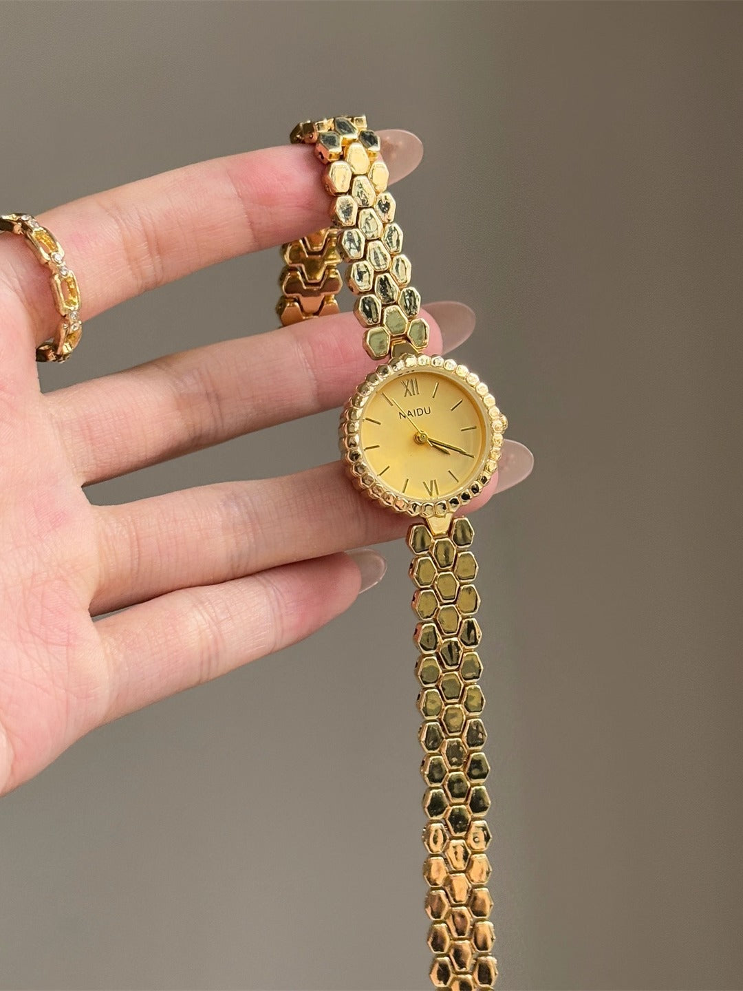 Brookelyn Honeycomb Bracelet Watch [PQVC27YI]