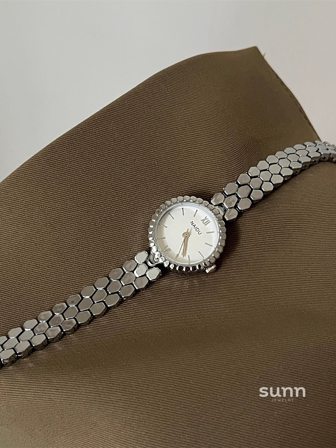 Brookelyn Honeycomb Bracelet Watch [TR9STLZV]