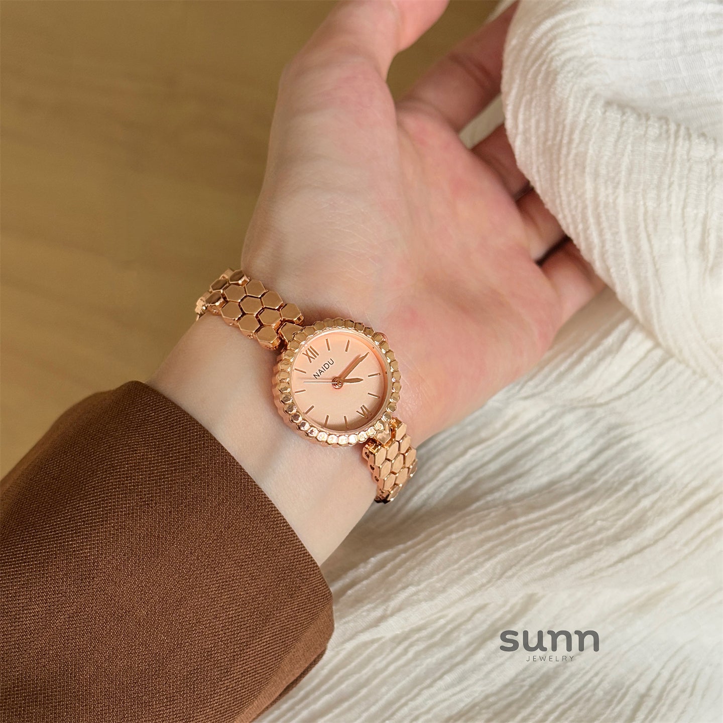 Brookelyn Honeycomb Bracelet Watch [MQWN92MI]