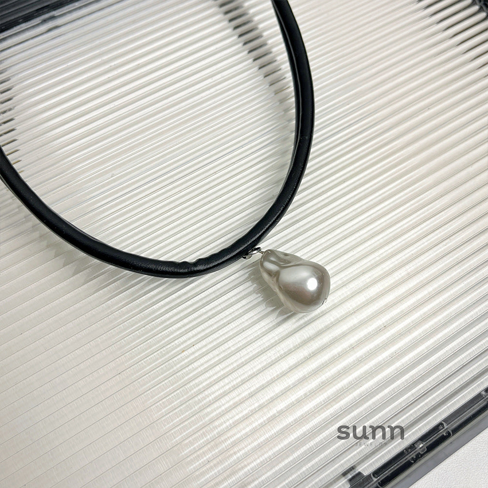 Brylie Baroque Pearl Leather Choker [ZNX89C2S]