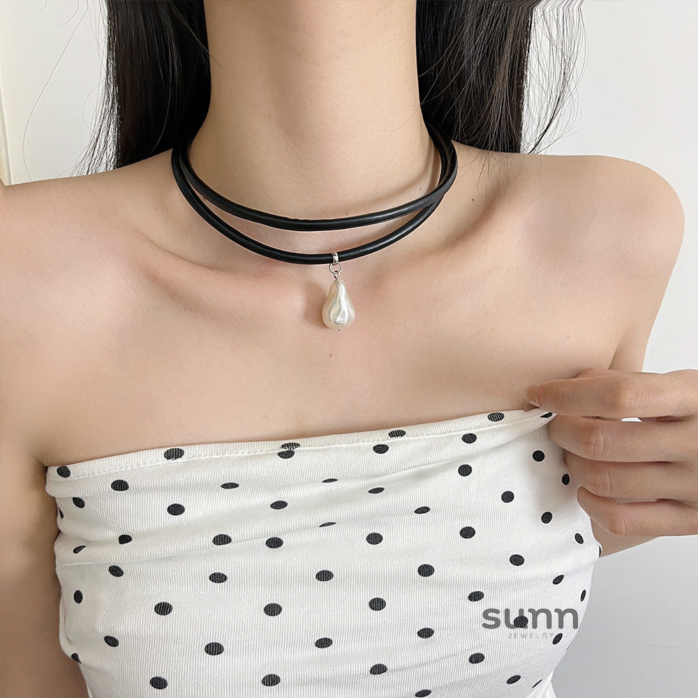 Brylie Baroque Pearl Leather Choker [KFG6HM73]