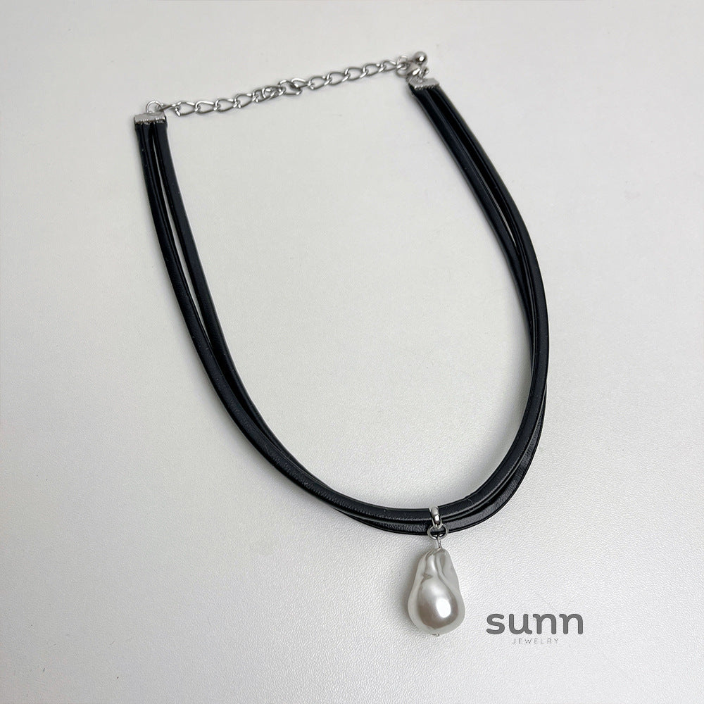Brylie Baroque Pearl Leather Choker [CEL2G1DU]
