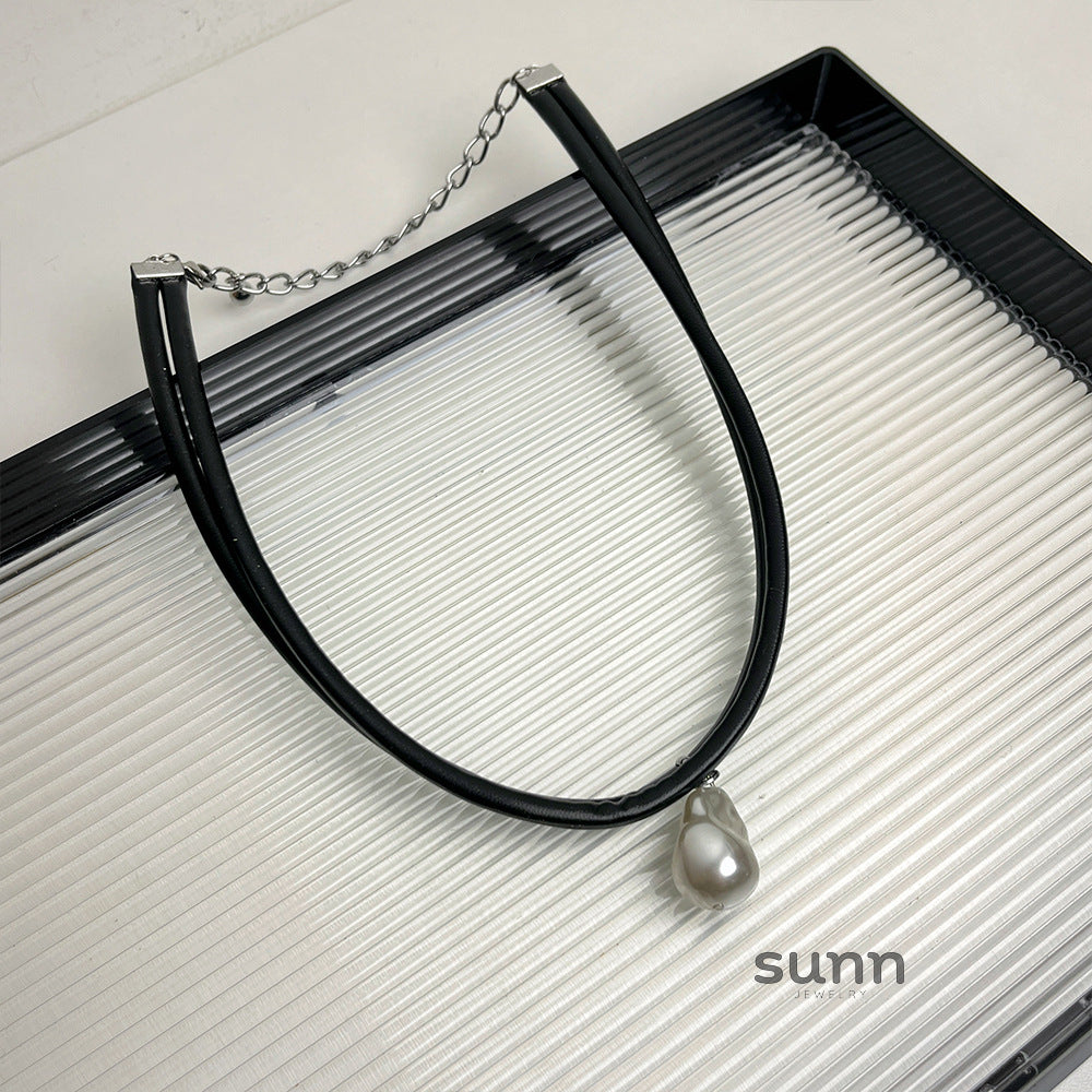 Brylie Baroque Pearl Leather Choker [PPEM91SH]