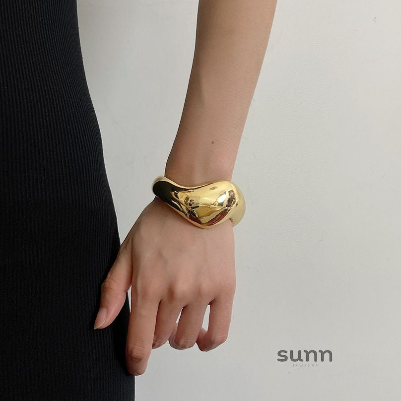 Brylynn Sculptural Wave Bracelet [91H3Q39O]