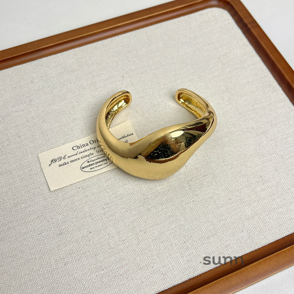 Brylynn Sculptural Wave Bracelet [YV9V1VX4]