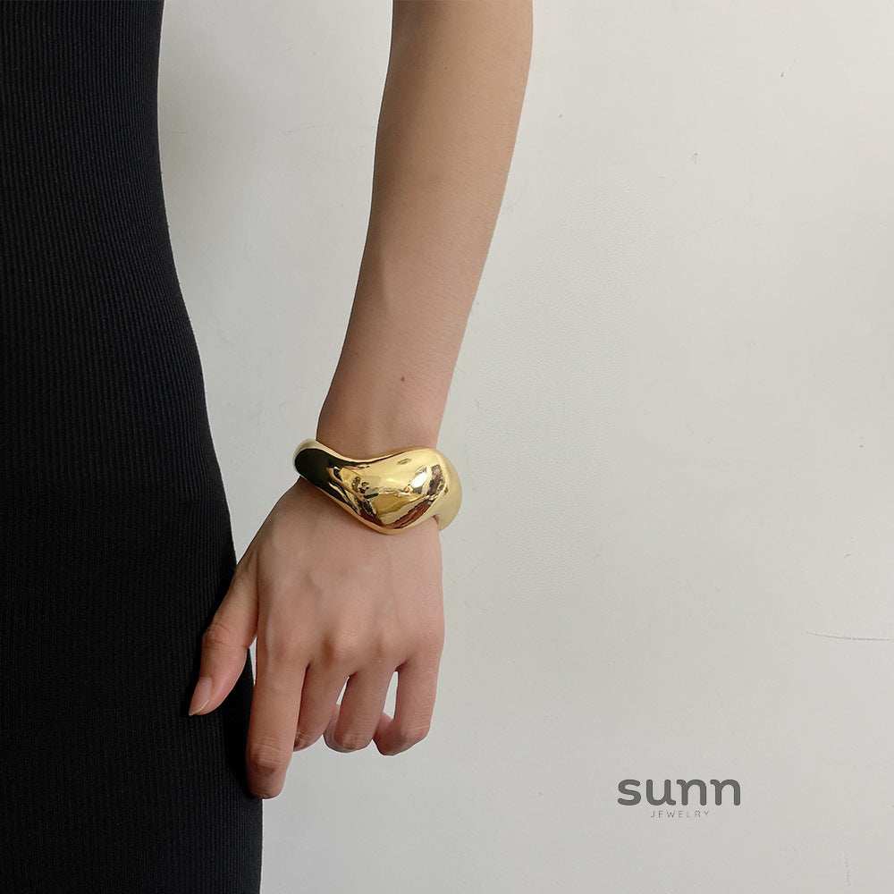 Brylynn Sculptural Wave Bracelet [FNH3WFYH]