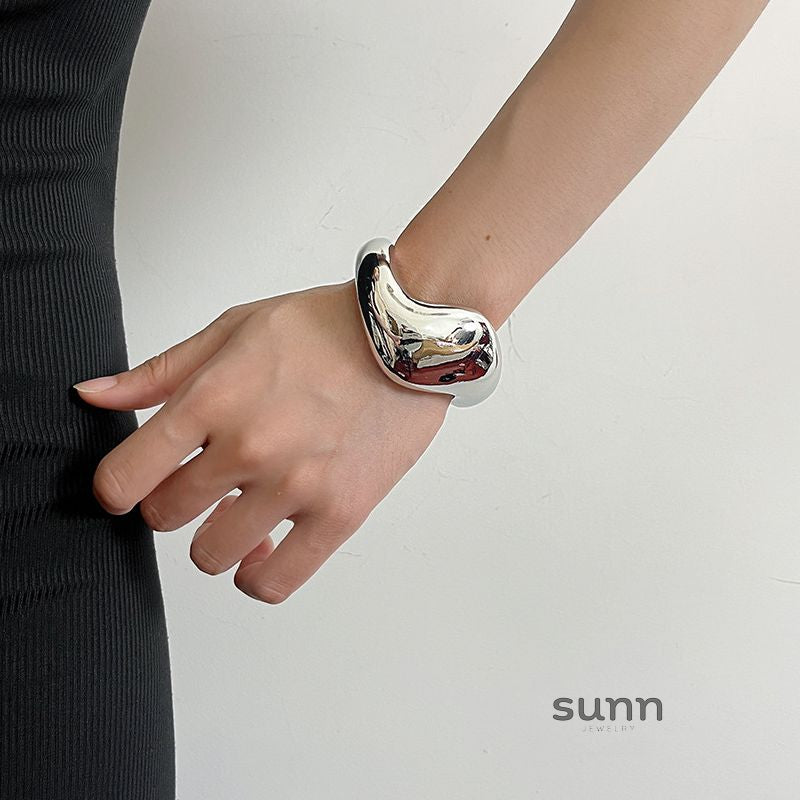 Brylynn Sculptural Wave Bracelet [NZ3AC0KC]