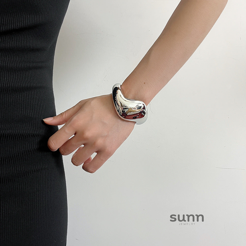 Brylynn Sculptural Wave Bracelet [CAGAXK3U]