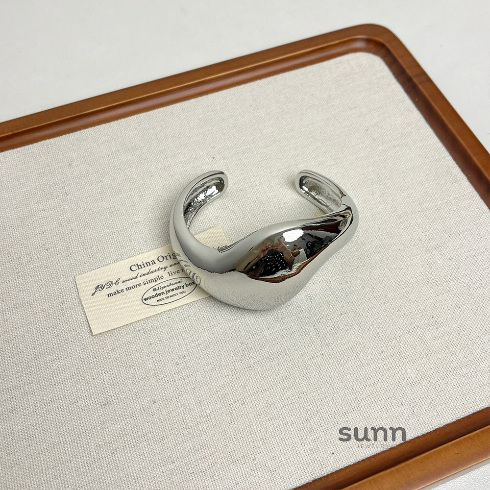 Brylynn Sculptural Wave Bracelet [KKOR5GTR]