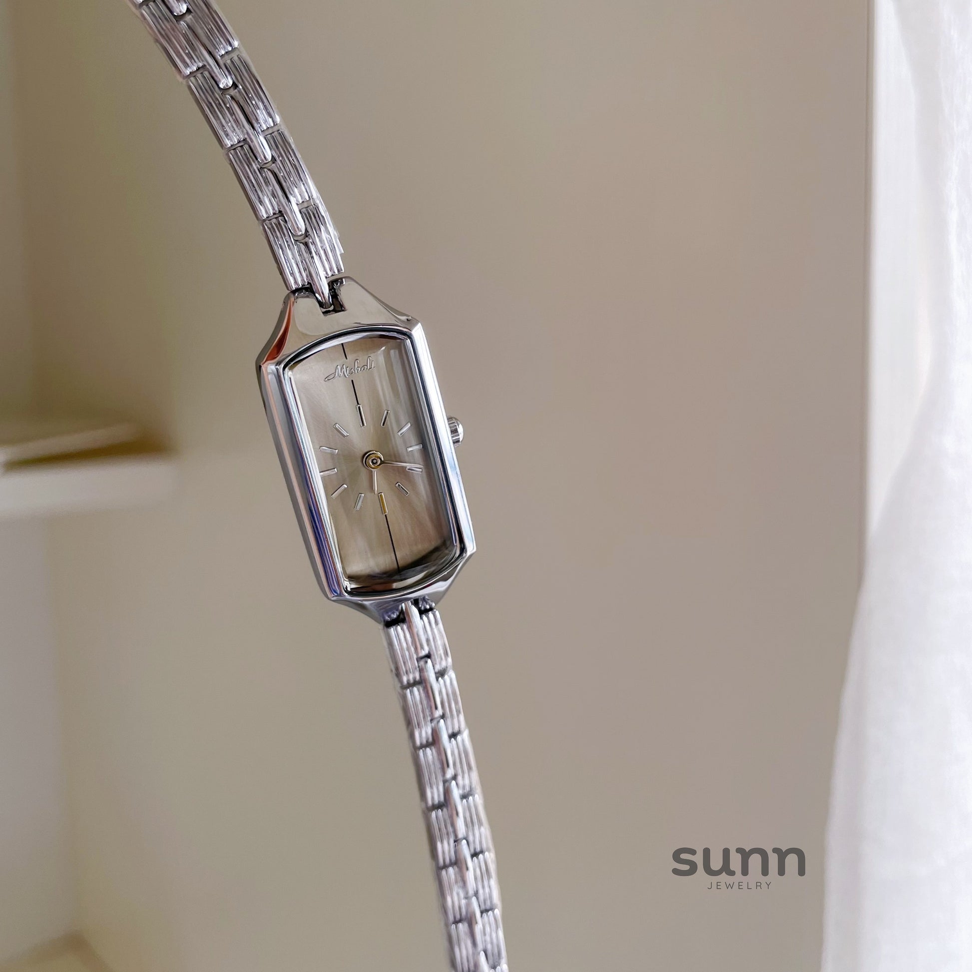 Brynnleigh Sleek Rectangular Watch [WQQZ6XLR]