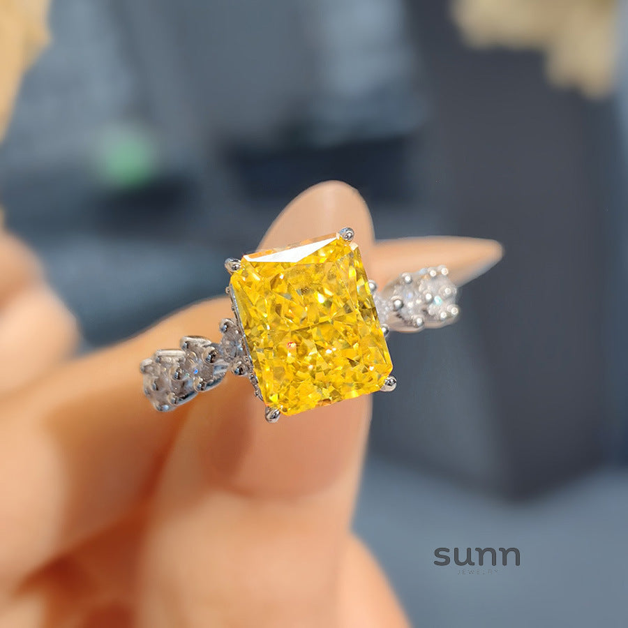 Caleigh Luxe Ice Flower Ring [U74MLHT2]