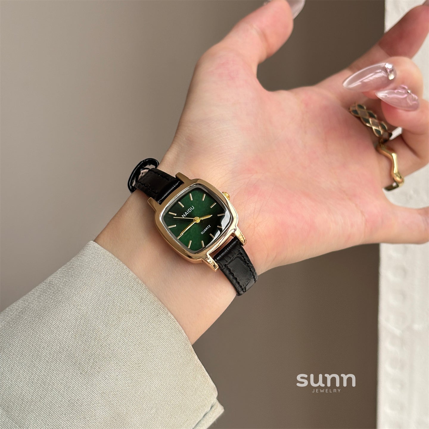 Carly Retro Mesh Watch [VRLEE33B]