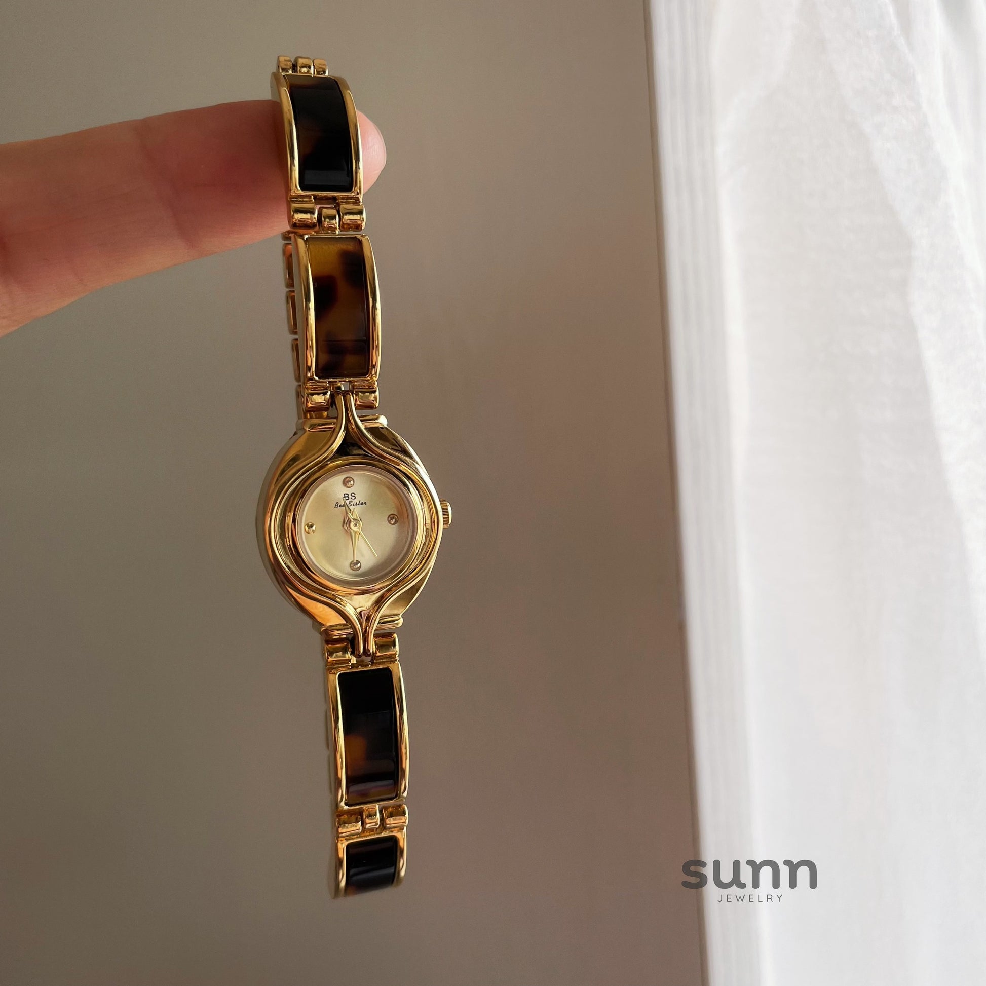 Carlyn Amber Bracelet Watch [8ET9U8MD]