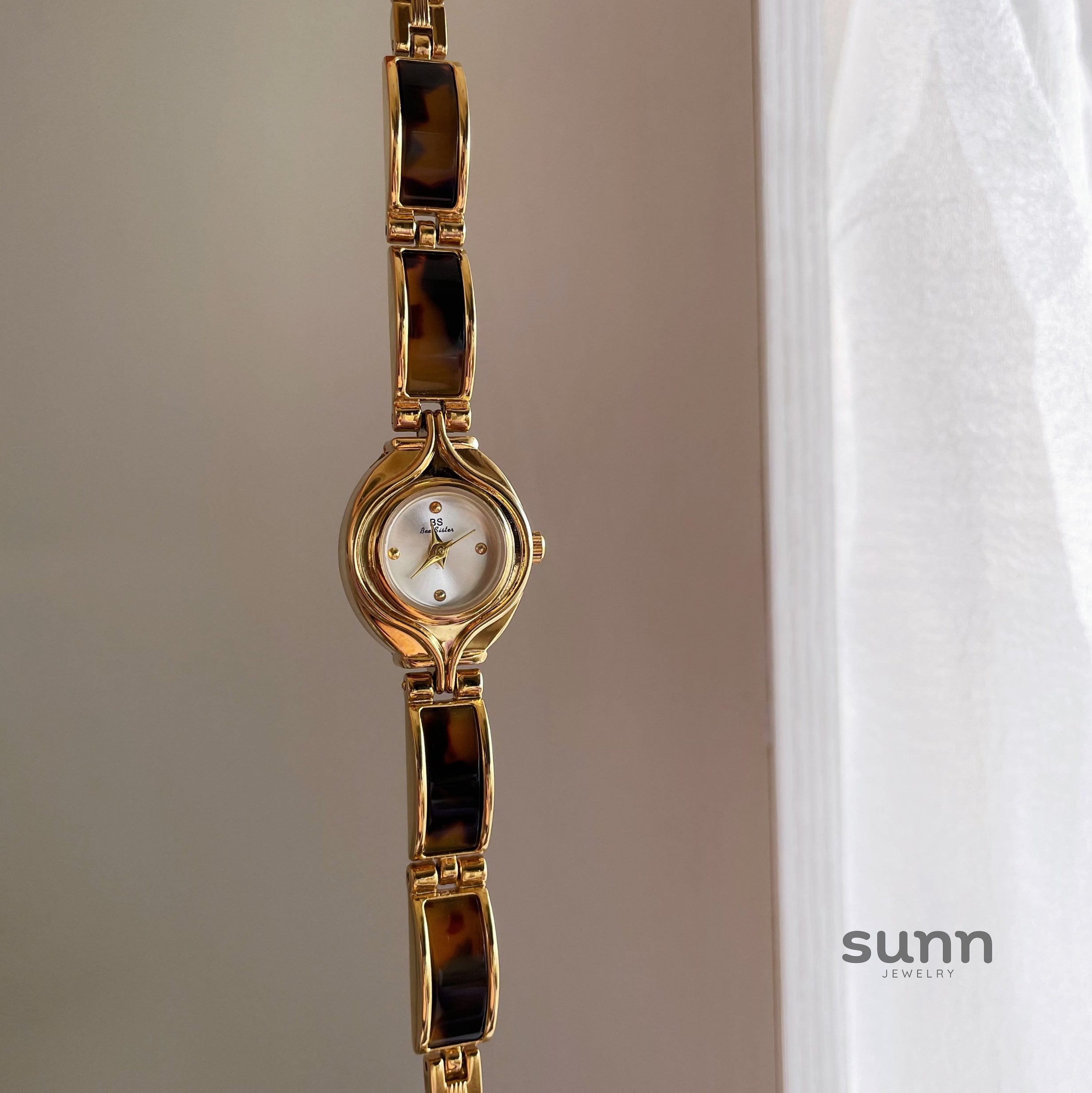 Carlyn Amber Bracelet Watch [CZ0DV7XU]