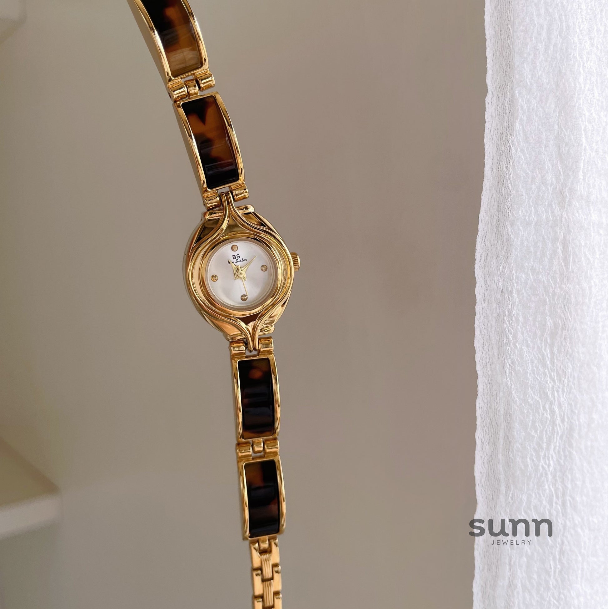 Carlyn Amber Bracelet Watch [0610U8HN]
