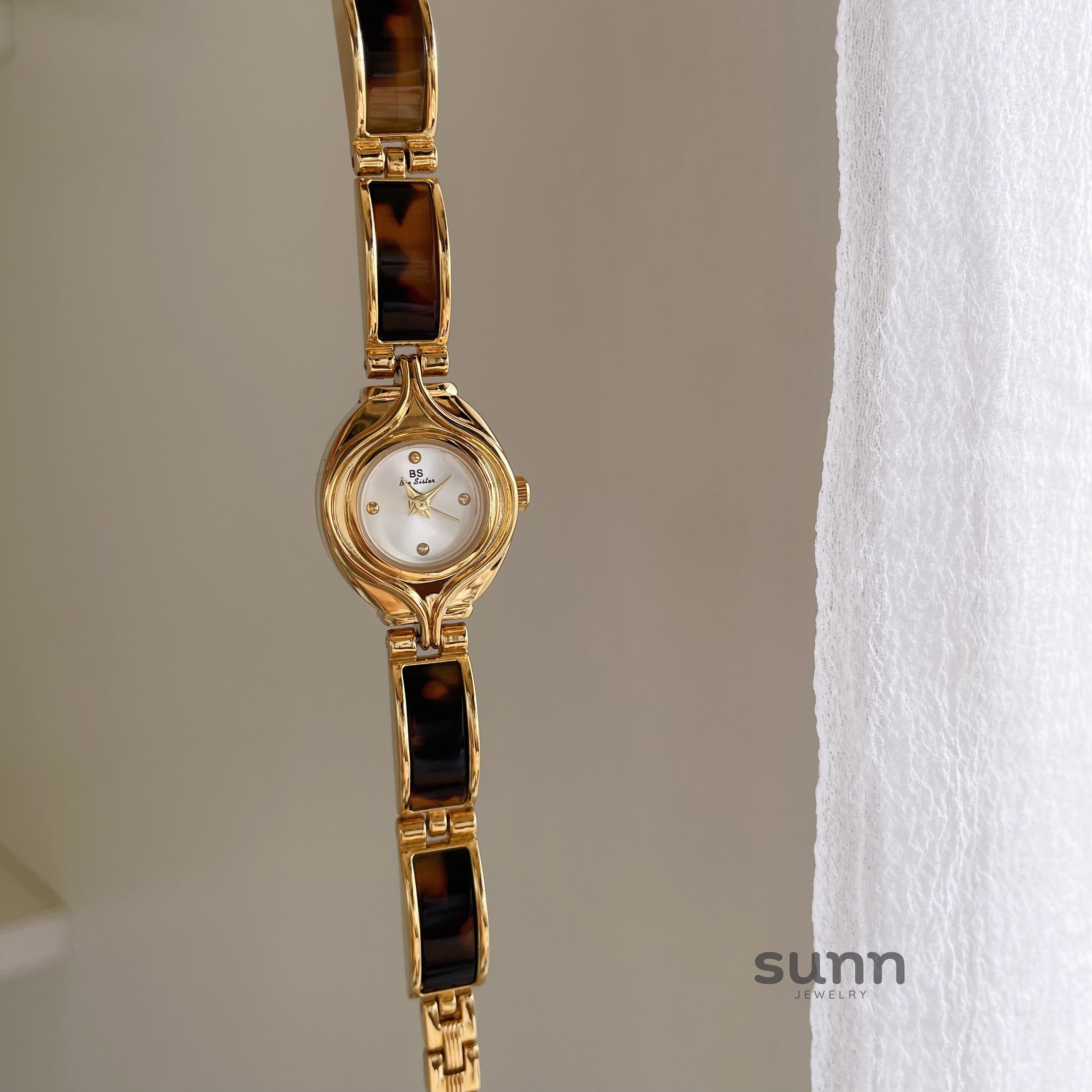 Carlyn Amber Bracelet Watch [IZ9WLCSO]
