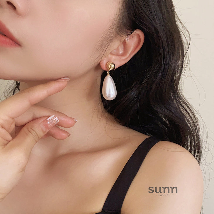 Carmyn Teardrop Pearl Earrings [NGOORT52]
