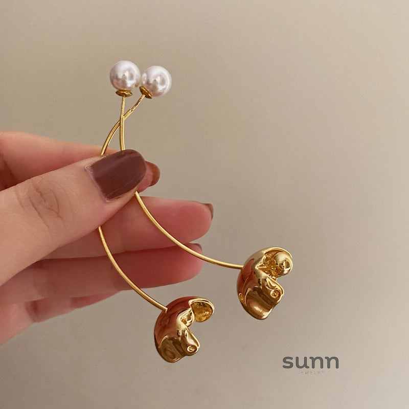 Carolyn Floral Pearl Drop Earrings [U7JUFCDZ]