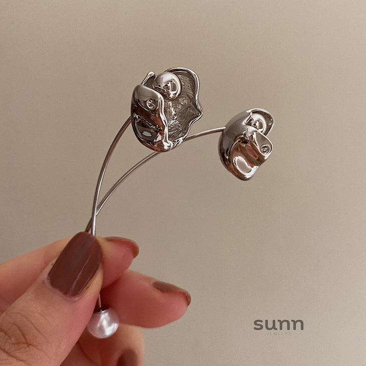 Carolyn Floral Pearl Drop Earrings [E13V0L0G]
