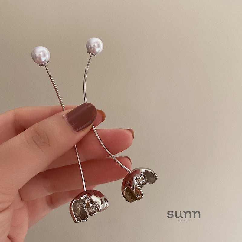 Carolyn Floral Pearl Drop Earrings [XSOSK75P]