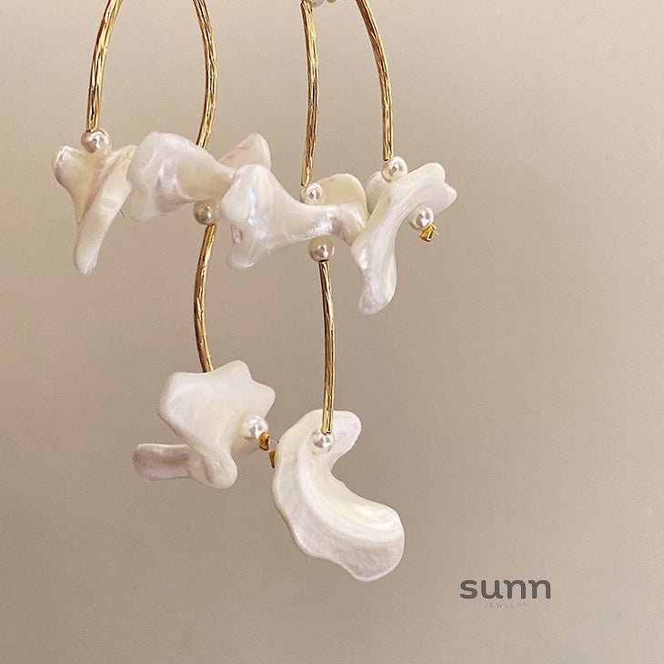 Catalyna Iridescent Shell Drop Earrings [F3SUQM6K]