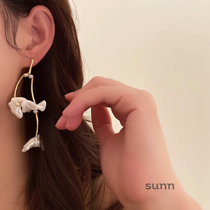 Catalyna Iridescent Shell Drop Earrings [BPR37AV8]