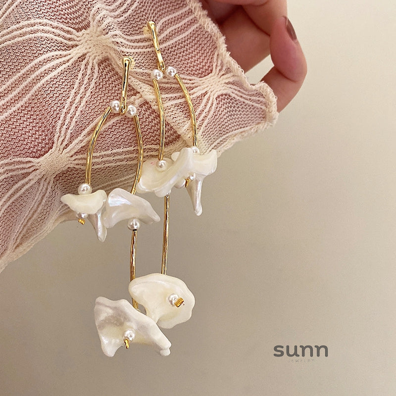 Catalyna Iridescent Shell Drop Earrings [BB89PZNO]