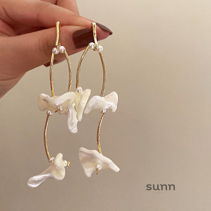 Catalyna Iridescent Shell Drop Earrings [SNCHRNOC]