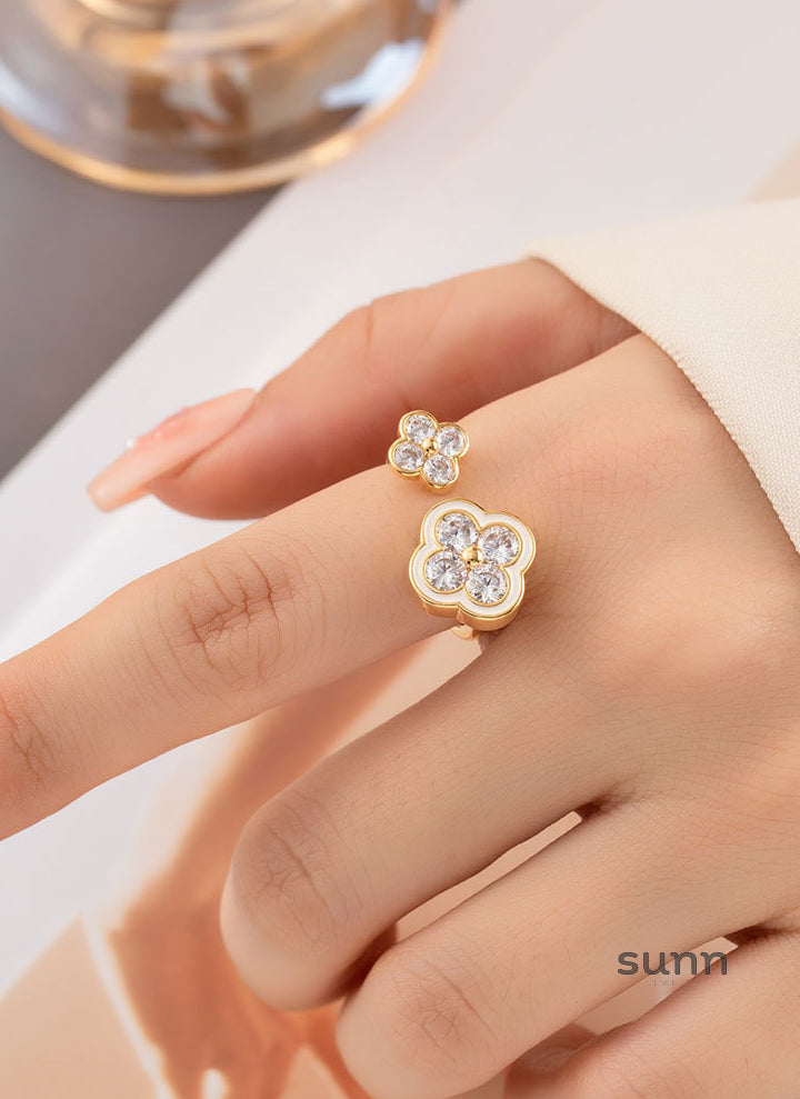 Cattleya Enamel Clover Ring [D7UU4AIJ]