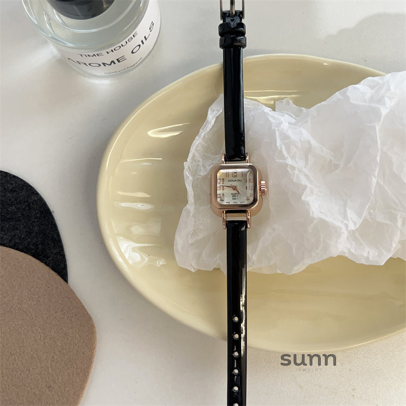 Charisma Retro Square Watch [UKT0EJ4G]