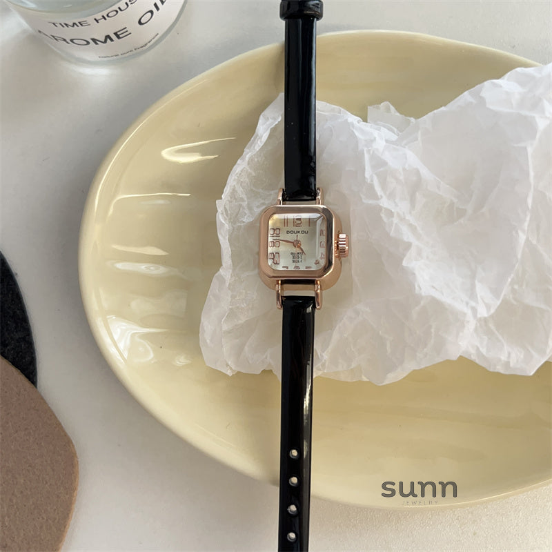 Charisma Retro Square Watch [EJLZ8DVF]