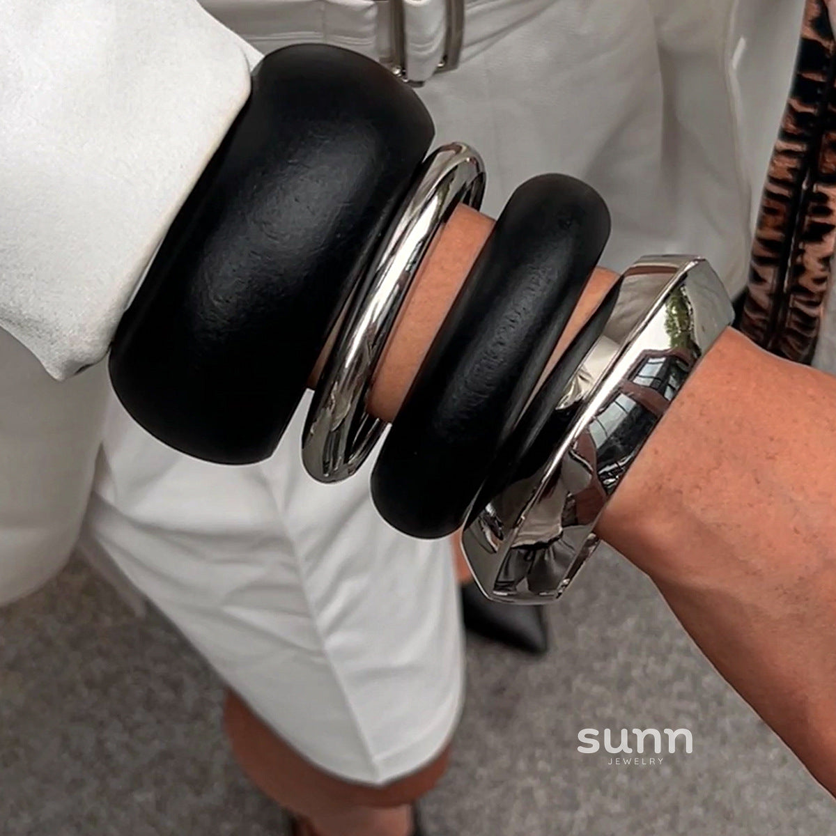 Charleigh Sculptural Bangle Bracelet [PJ8SIYRE]