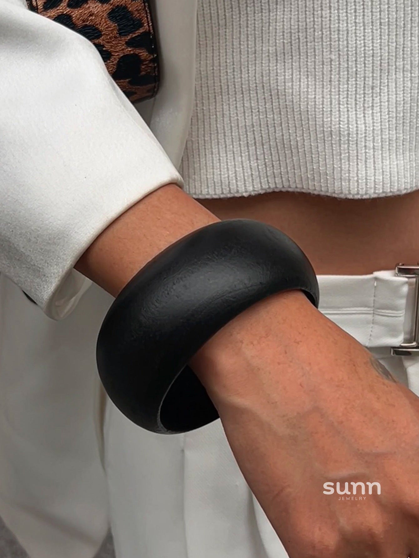 Charleigh Sculptural Bangle Bracelet [XHMCK1H9]