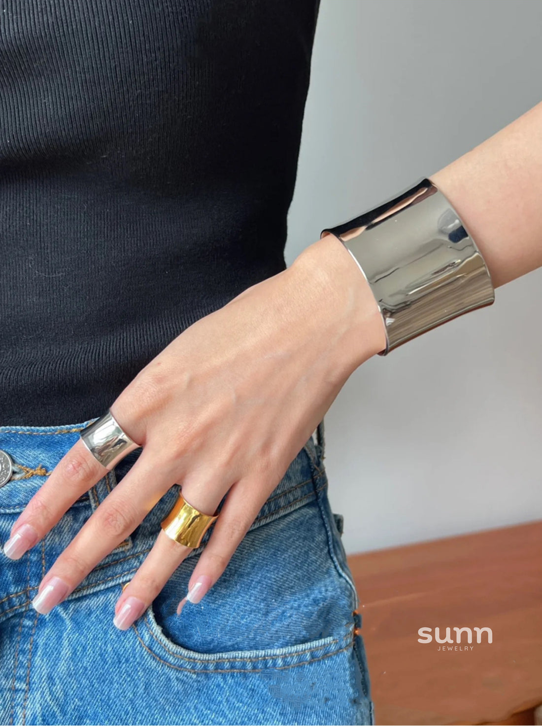 Charvi Glossy Arm Cuff [U3F2VZL1]